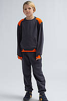 Графітовий спортивний костюм для хлопчика з яскравими вставками оранжевого кольору р. 104-158