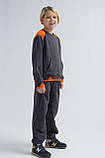 Графітовий спортивний костюм для хлопчика з яскравими вставками оранжевого кольору р. 104-158, фото 2