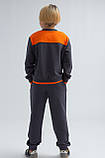 Графітовий спортивний костюм для хлопчика з яскравими вставками оранжевого кольору р. 104-158, фото 3