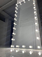 Безрамное прямоугольное гримерное зеркало с лампами. Макияжное зеркало