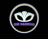 Лазерная подсветка на двери автомобиля с логотипом Daewoo