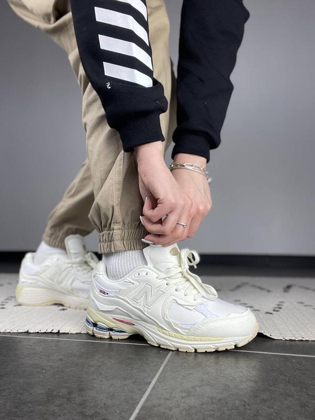 Женские кроссовки New Balance 2002R 