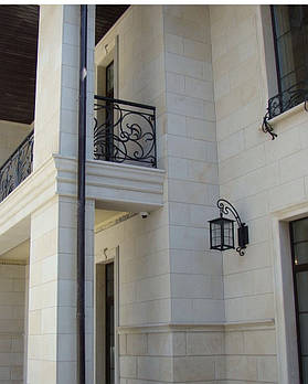 Плитка з каменю пісковика жовтого для фасаду будинку, цоколя, паркану, доріжок, тераси, навколо басейну