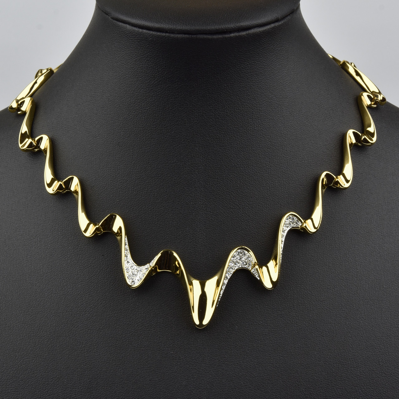 Кольє золотистого кольору металеве хвилясте з білими кристалами шарнірна застібка довжина 40 см