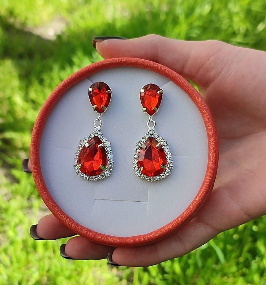 Подарунок дівчині- яскрава класика жіночі сережки "Крапельки в сріблі з червоним каменем під рубін" в коробочці