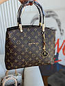 Коричнева жіноча сумка саквояж LV з ручками, Молодіжна модна брендова красива сумочка коричневого кольору, фото 2