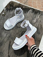 Белые кожаные женские сандалии на плоской подошве с закрытой пяткой