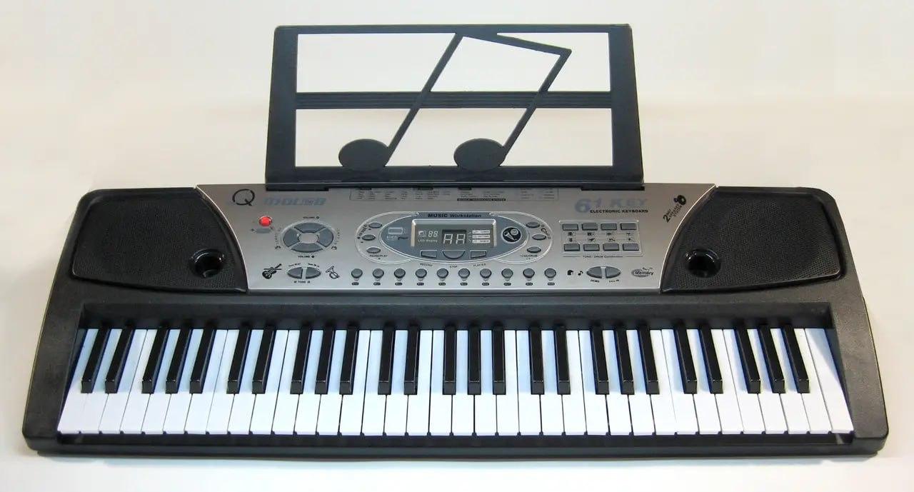Детский синтезатор-пианино 61 клавиша с микрофоном, подставка для нот - фото 4 - id-p1846862995