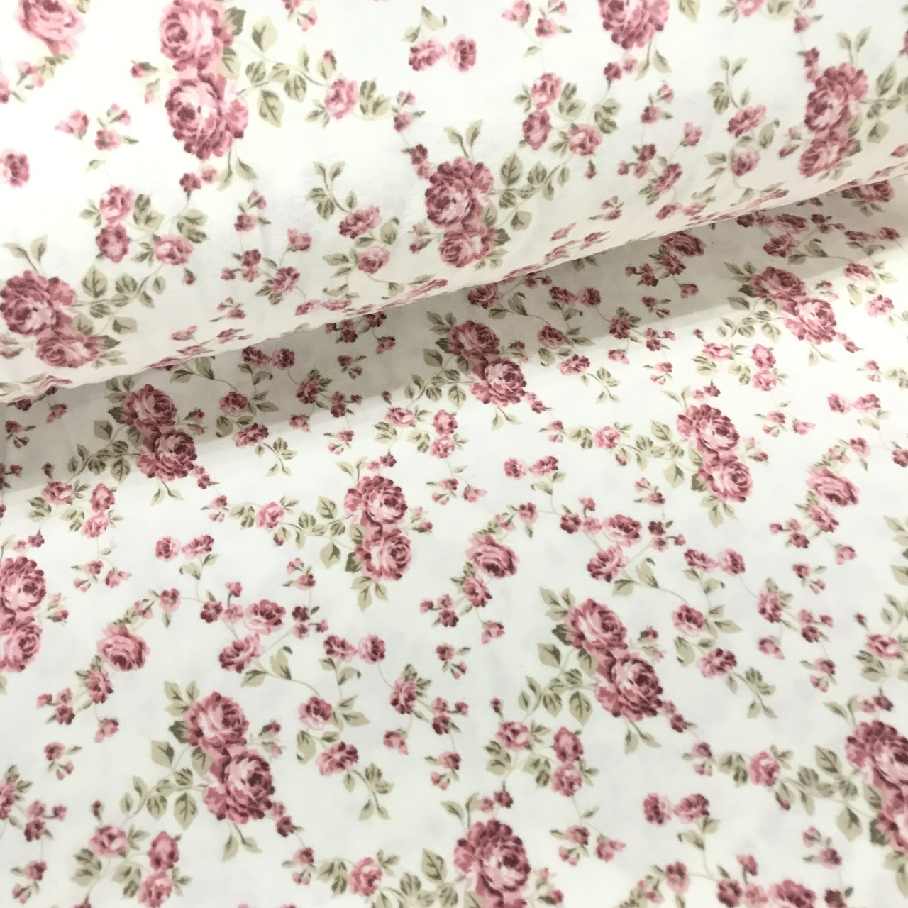 ВІДРЕЗ (0,45 * 2,4 м) Фланелева тканина троянди на гілочках рожевого кольору на білому (шир. 2,4 м) (FL-T-0049), фото 1