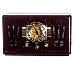 Програвач ретро- та радіоприймач у стилі 20 століття