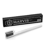 Зубная щетка Marvis белого цвета с мягкой щетиной