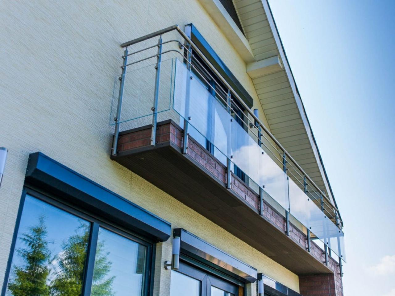 Перильные ограждения балкона со стеклом