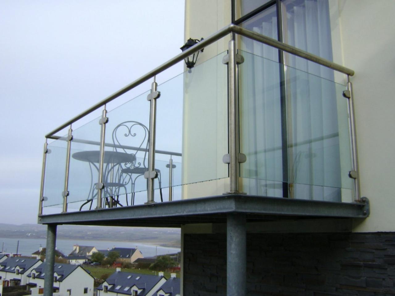 Перильные ограждения балкона со стеклом