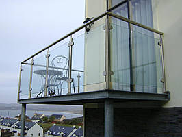 Перильные  ограждения  балкона со стеклом