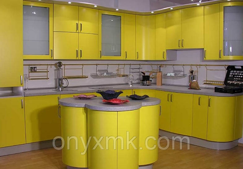 Яскрава жовта Радіусна кухня з оригінальним островом