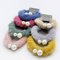 Об'ємна резинка для волосся хутряна з перлиною