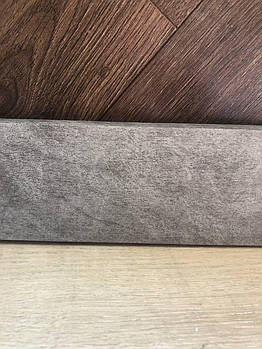 Плінтус підлоговий Korner XPS Verona KX05. Колір: Бетон  Розміри (В/Ш/Д): 80х16х2400