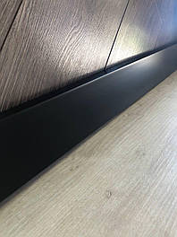 Плінтус підлоговий Korner XPS Verona KX05. Колір: Чорний Розміри (В/Ш/Д): 80х16х2400