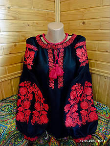 Бохо вишиванка жіноча з червони квітковий орнанаментом на чорному домотканому полотні  Вишивка гладдю
