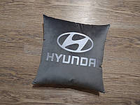Авто Подушка c вышивкой логотипа марки хендай хюндай hyunday серый подарок автомобилисту 00168