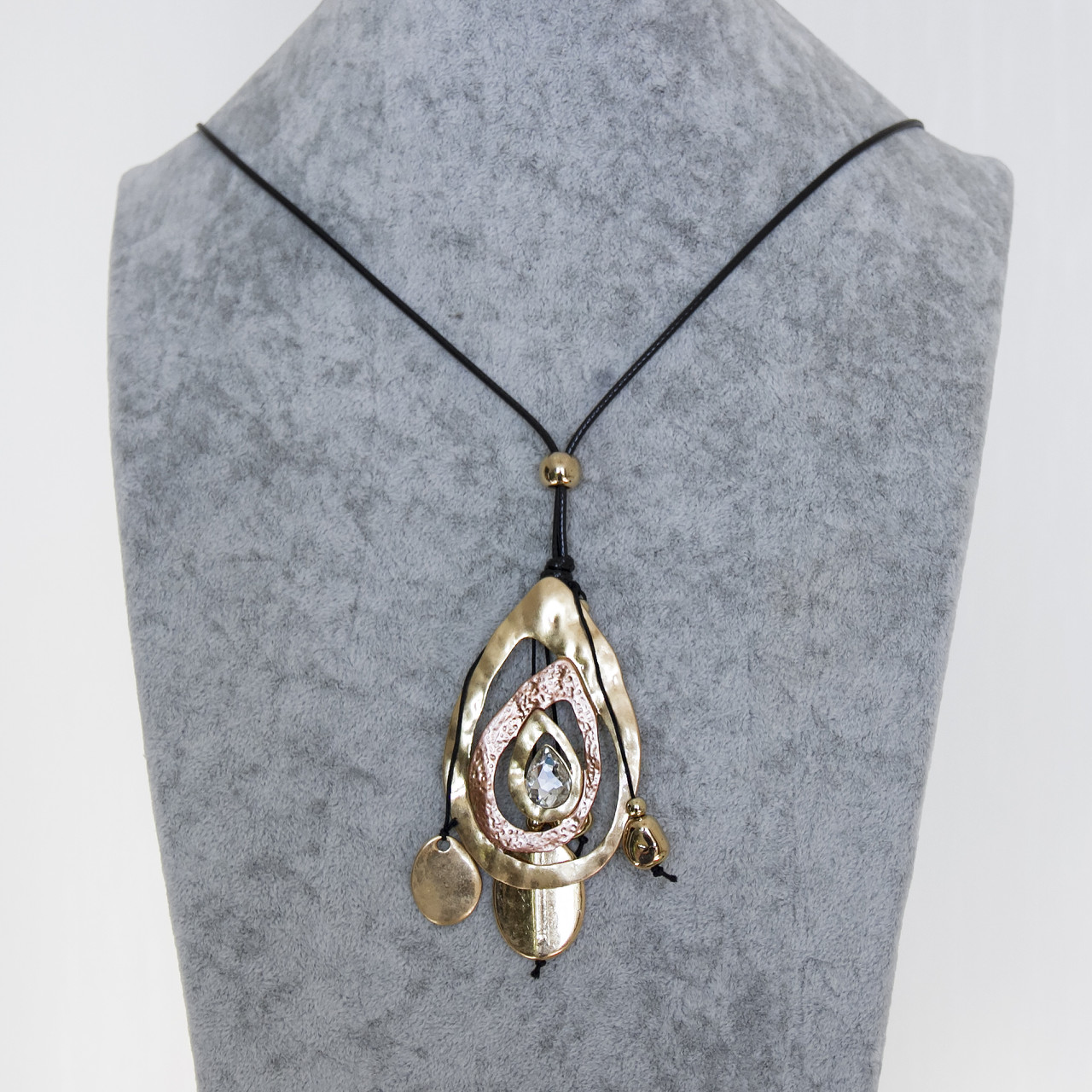 Підвіска довга золотиста з елементами з підвіскою пелюстка з білим кристалом довжина шнурка 70 см