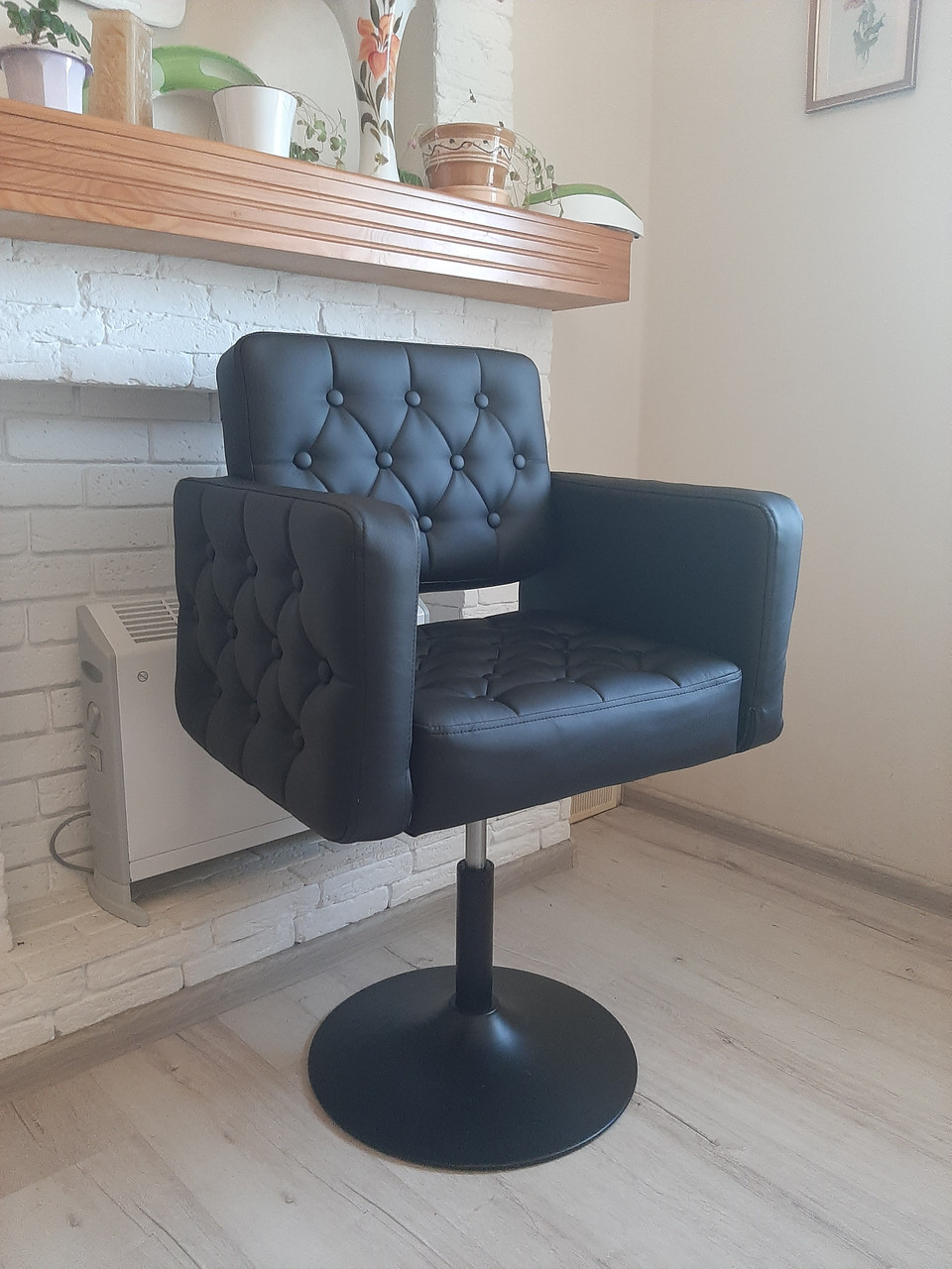 Перукарське крісло на пневматиці Bazkar HC182N чорний опора чорна