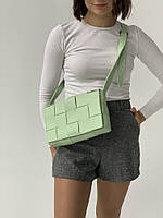 Стильная женская сумка кросбоди плетеная среднего размера из эко кожи зеленого цвета
