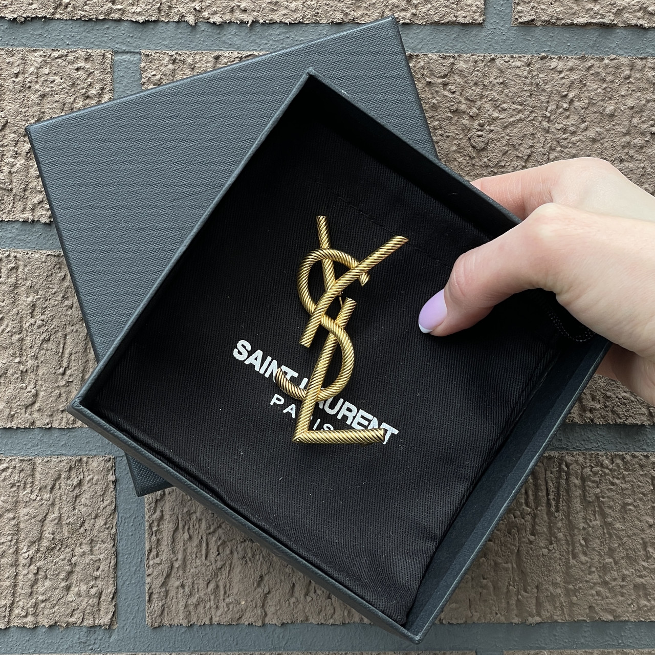 Металева кручена брошка Opyum YSL