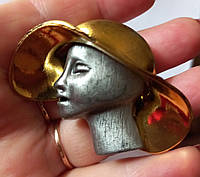 Брошь брошка серебристый металл женщина дама образ в золотистой шляпе