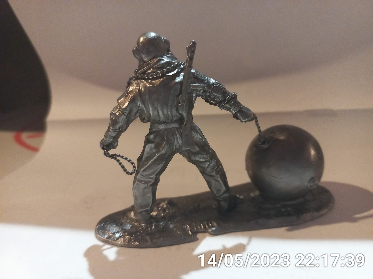 Фигурка статуэтка водолаз с миной сувенир металл сплав олова СКУЛЬПТУРА размер 6.5см высота на 9 см крутой! - фото 6 - id-p367375846