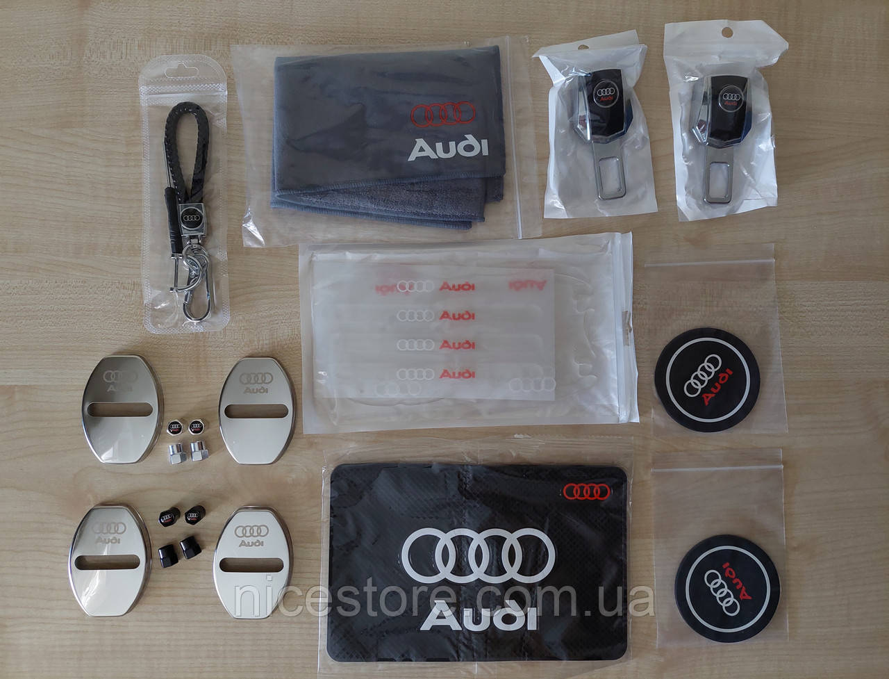 Подарунковий набір аксесуарів для автомобіля №2 з логотипом Audi