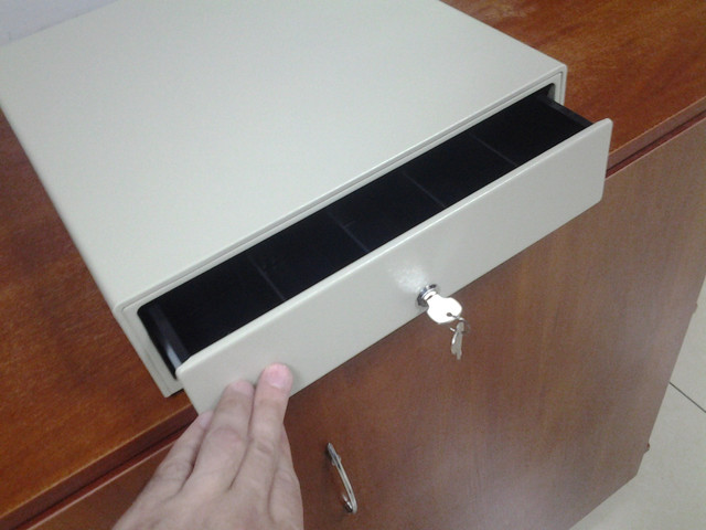 Принцип роботи системи відкривання ящика Push-Push грошовий ящик hpc 13p push-push