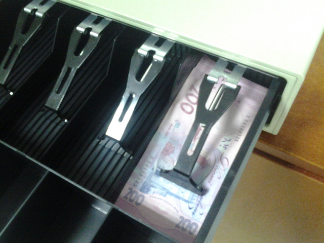 Зручне розміщення купюр під притисками грошовий ящик hpc 13p push-push