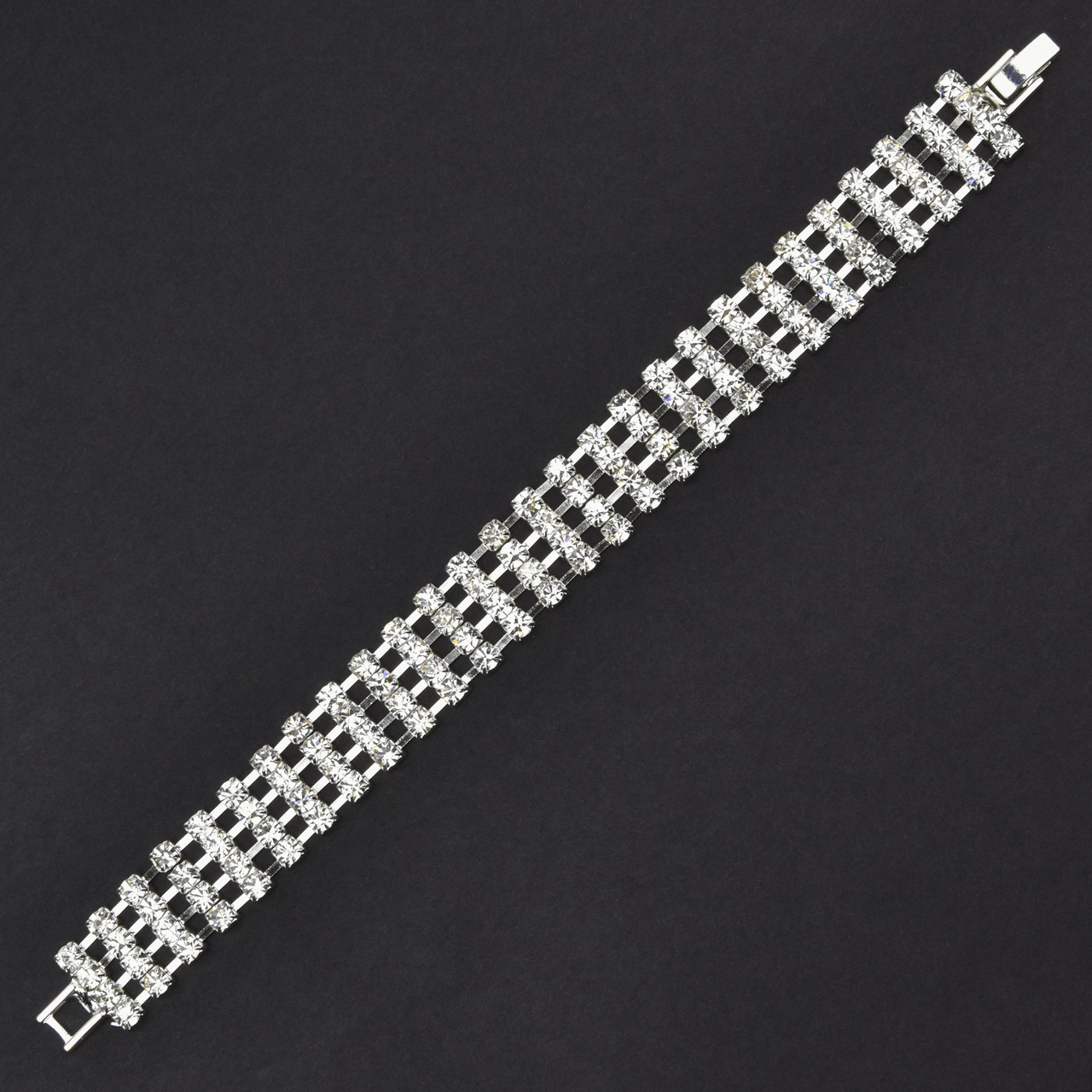 Браслет жіночий м'який металевий на руку сріблястої доріжки кристалів 4 ряди довжина 18 см ширина 14 мм - фото 1 - id-p1848575602