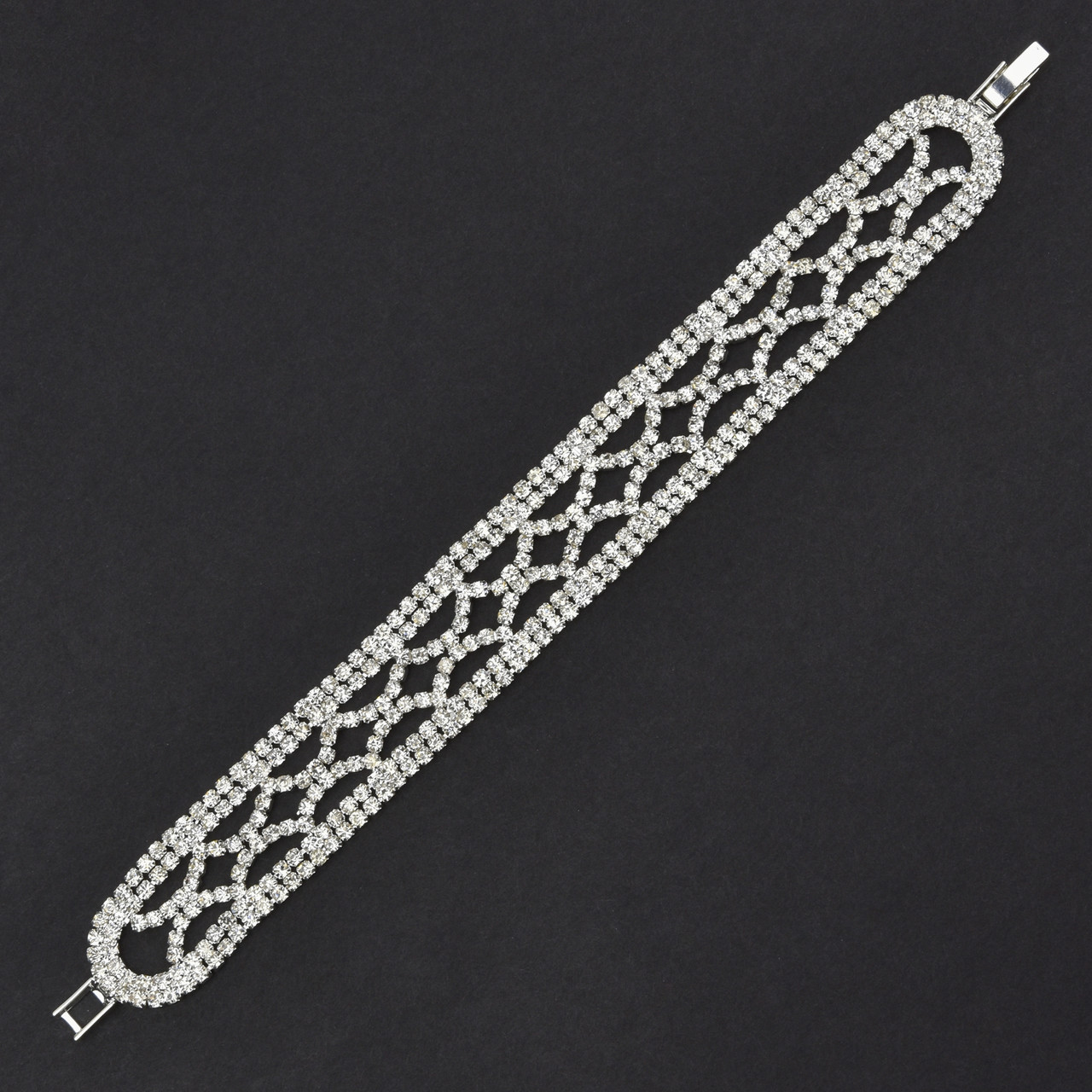 Браслет жіночий м'який металевий на руку сріблястий із візерунками в кристалах довжина 18 см ширина 18 мм - фото 1 - id-p1848599971