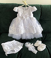 Белый набор для крещения: платье, трусики, повязка и пинетки.