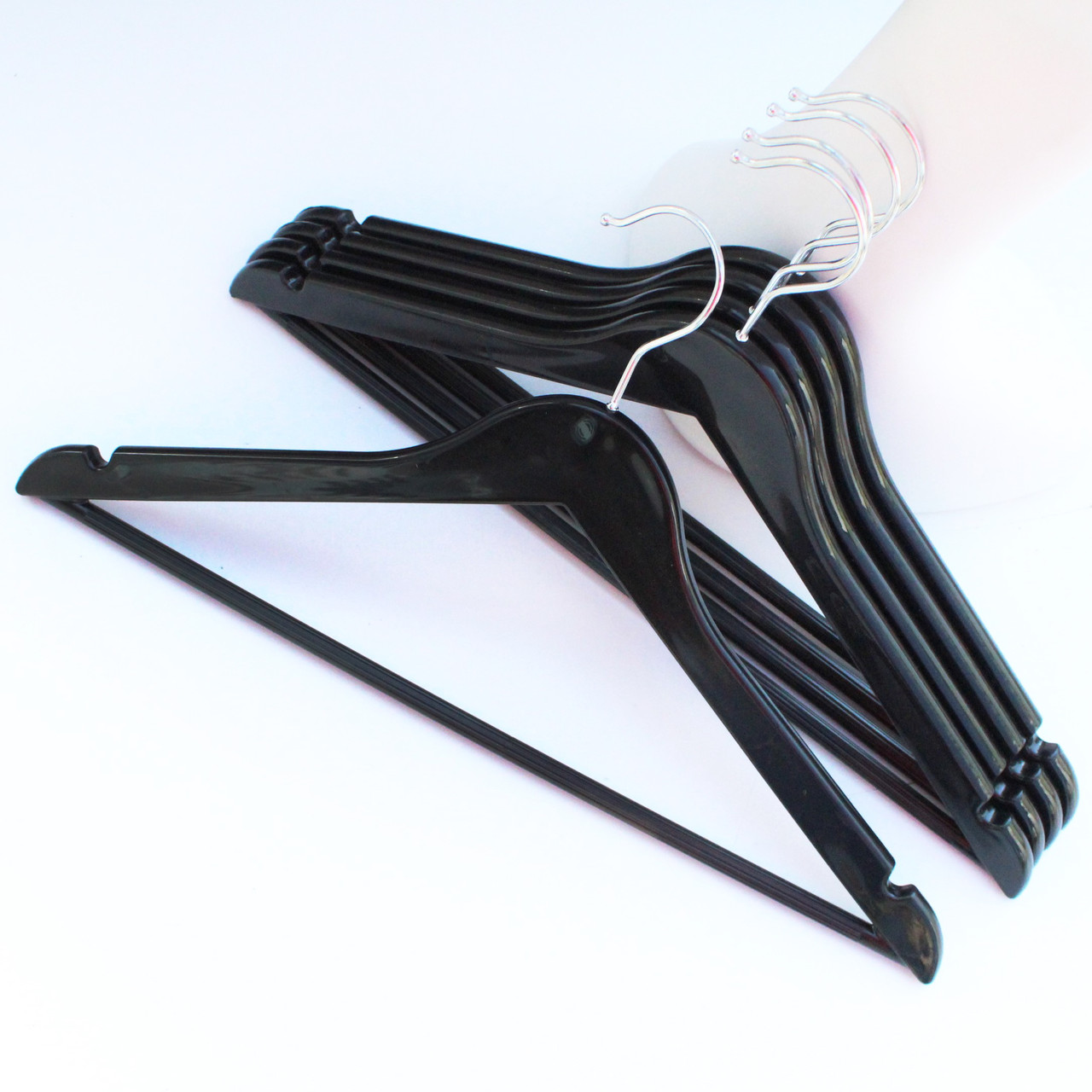 Плічка вішалки акрилові для одягу чорні з антиковзною поперечиною, 44 см