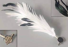 Пір'я букет 30 см біло-чорний із брошкою 2,5 см/2в1