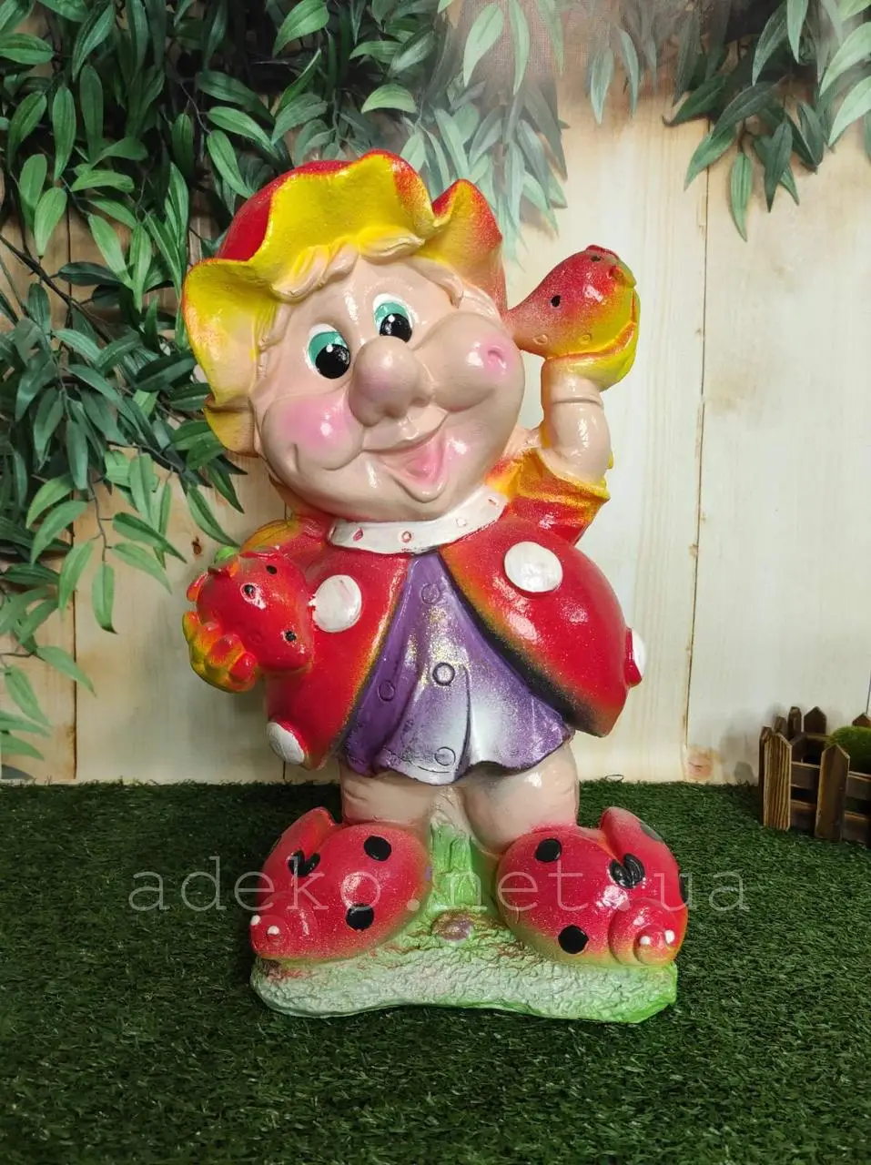 Садова іграшка Дівчинка гном з полуницею 41 см