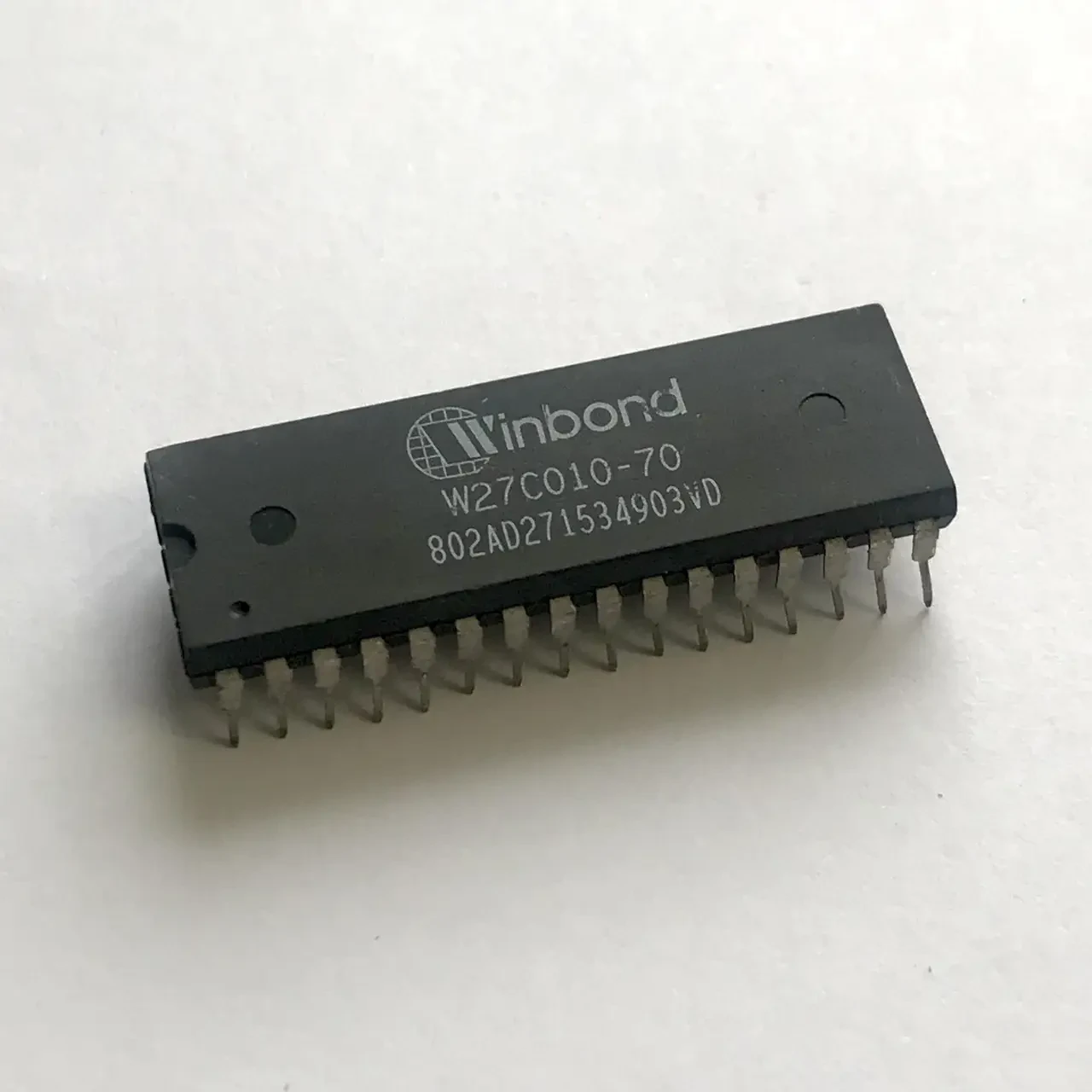 Микросхема W27C010-70 DIP EEPROM