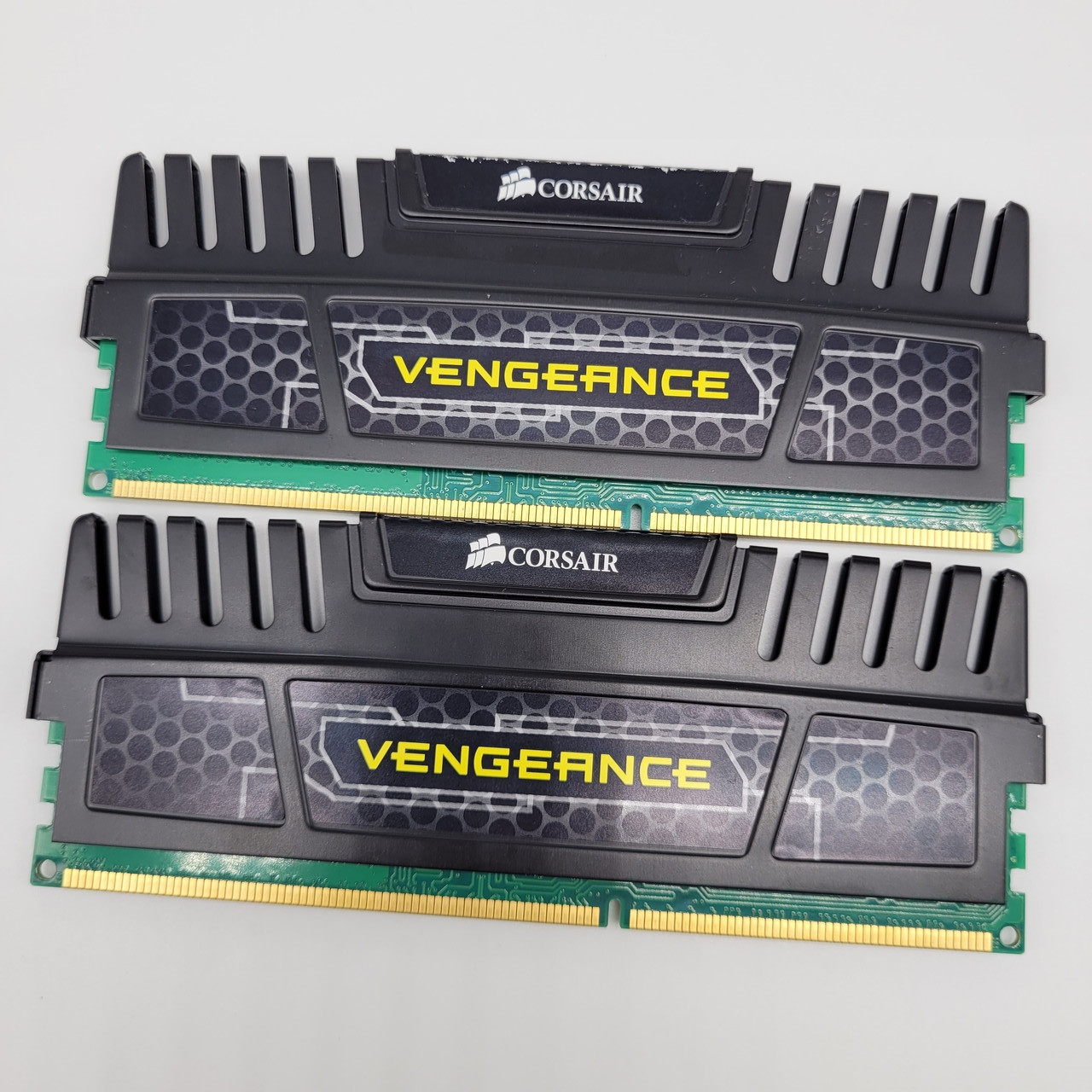 Комплект оперативної пам'яті Corsair DDR3 8Gb (2x4Gb) 1600MHz PC3-12800U 1R8 CL9 (CMZ8GX3M2A1600C9) Б/В