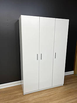 Біла шафа тридверна з полицями та кронштейном для спальні