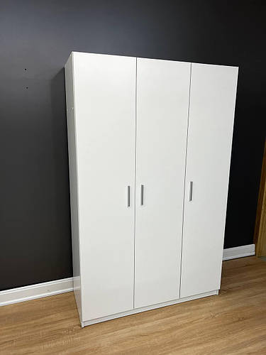 Белый шкаф трехдверный с полками и кронштейном для спальни (ID ...