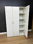 Біла шафа тридверна з полицями та кронштейном для спальні, фото 3