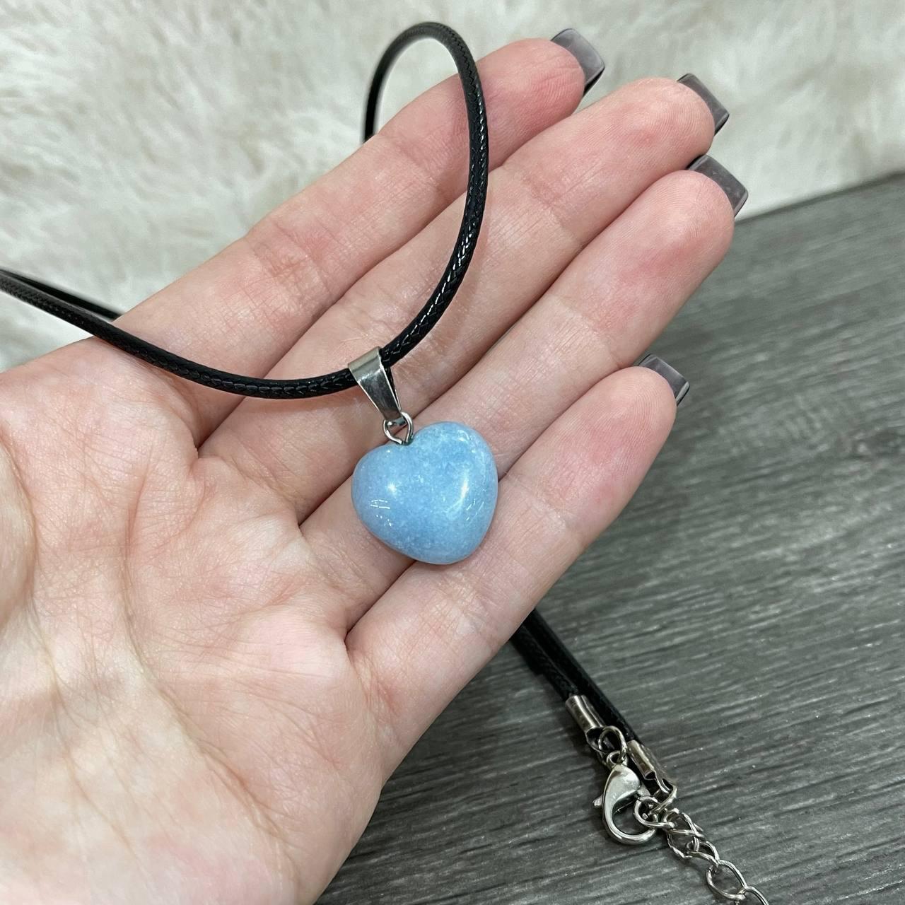 Натуральний камінь Блакитний Аквамарин кулон у формі міні сердечка на шнурочку - оригінальний подарунок дівчині