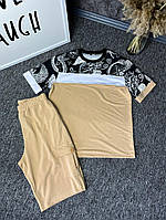 Бежевий чоловічий комфортний літній спортивний костюм зі стильним принтом