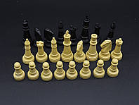 Шахові фігури в наборі, матеріал пластик, чорні та білі фігурки невеликого розміру