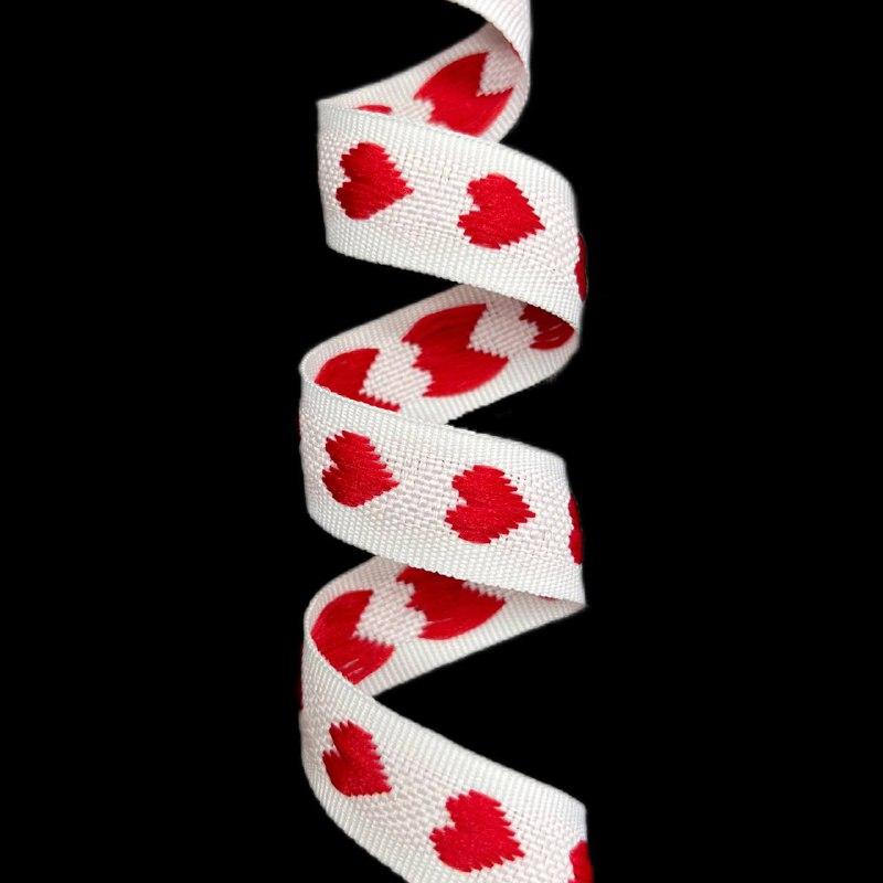 Стрічка оздоблювальна 18 мм колір біла з червоними серцями, фото 1