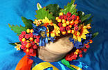 Вінок в українському стилі з квітами, ягодами, листям та стрічками, фото 4