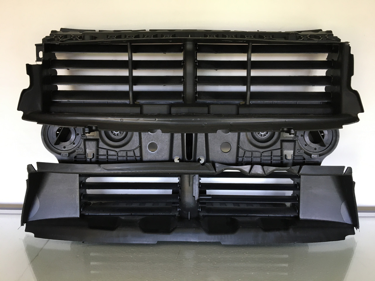 Жалюзі дефлектор радіатора рамка Ford Escape 1.5L/2.0L MK3 2017-2019 без моторчика GV4Z-8475-A
